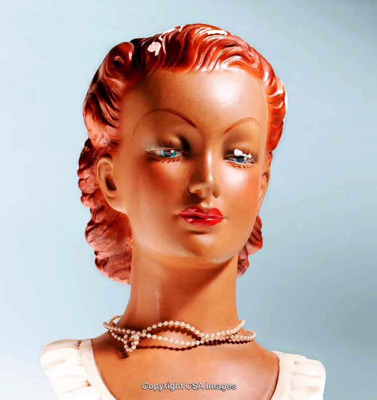 Vintage Mannequin Bust with Classic Pearl Necklace and Retro Style Features